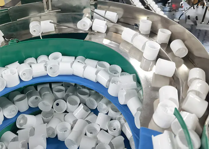 Jak minimalizuje spouštěcí automatické automatické montážní stroj riziko poškození jemných spouštěcích komponent během montáže?